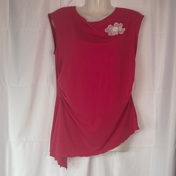 Chic Sleeveless Top with Floral Detail - Picture 1 of 9